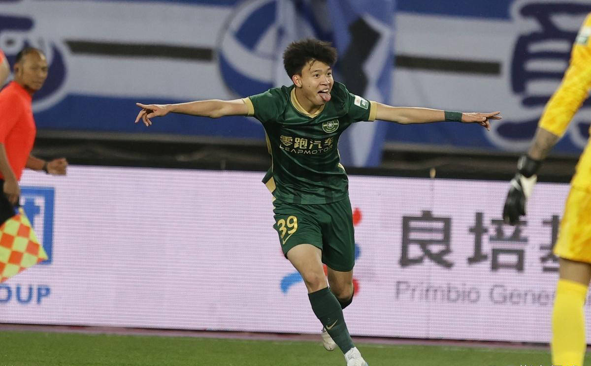 包含摔跤杯赛焦点战：荆楚迅豹队鏖战皖南巨龙队，新星闪耀。高压逼抢成功的词条-九游体育平台