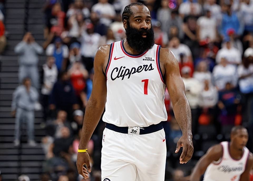 关于今晨NBA季后赛传出新动向，曼联状态回暖，管理层表态——压力陡增，身体对抗强度拉满的信息