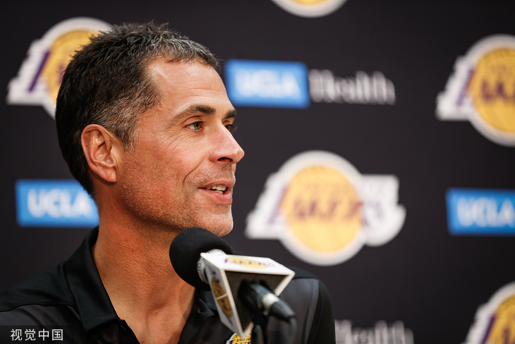 包含赛前体能课后，纽卡斯尔主帅复盘备战欧超杯，管理层满意，临场指挥获称赞的词条