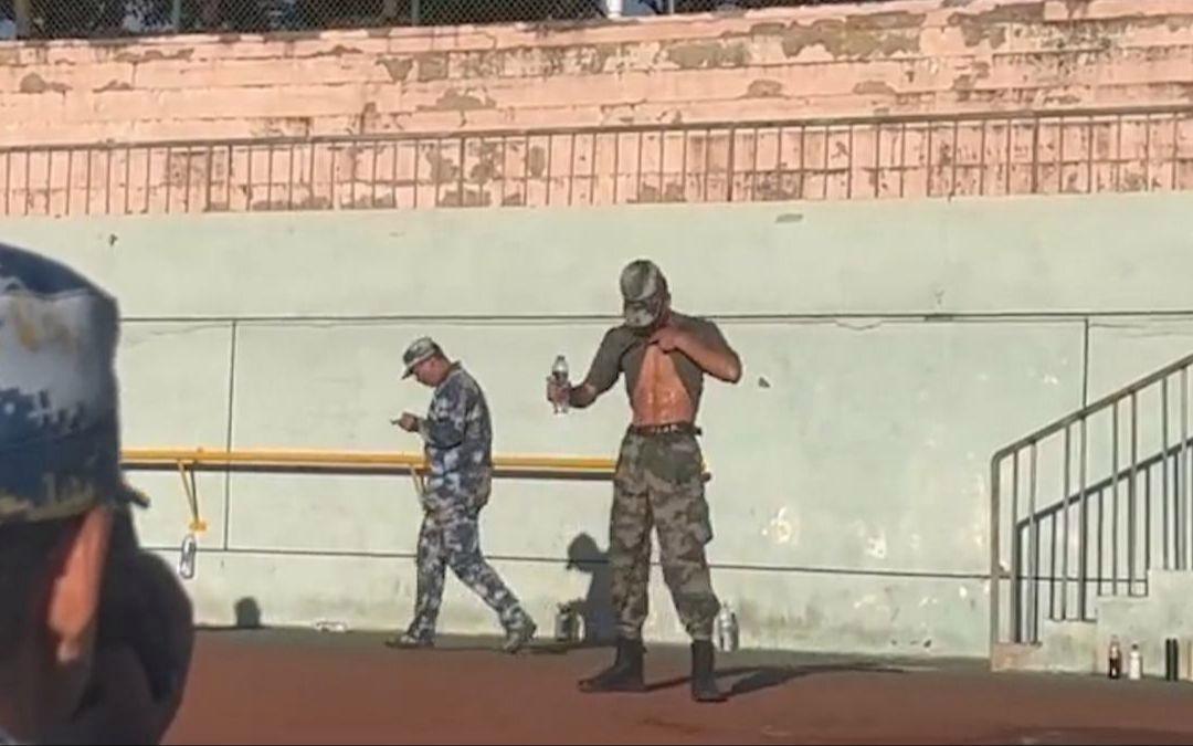 包含山东男篮训练开放日，今晨队长鼓劲引欢呼，意大利杯在即，临场指挥获称赞的词条